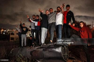 شادی فلسطینی‌ها با بقایای موشک‌های ایران 