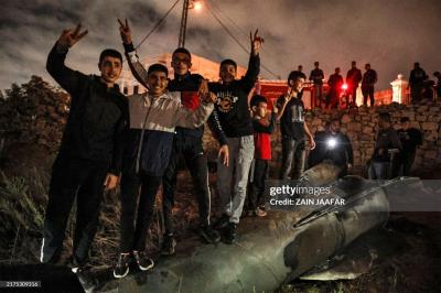 شادی فلسطینی‌ها با بقایای موشک‌های ایران 