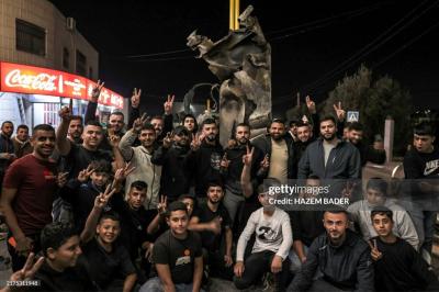 شادی فلسطینی‌ها با بقایای موشک‌های ایران 