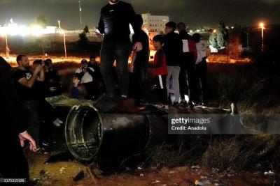 شادی فلسطینی‌ها با بقایای موشک‌های ایران 