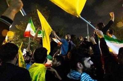 شادی مردم از حمله موشکی به رژیم صهیونیستی مقابل سفارت انگلیس
