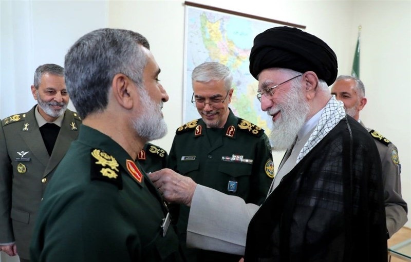 اعطای «نشان فتح» به سردار حاجی‌زاده، فرمانده نیروی هوافضای سپاه توسط فرمانده کل قوا+عکس