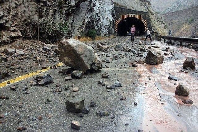 ریزش کوه در آزادراه تهران شمال 