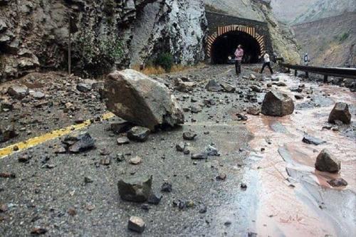 ریزش کوه در آزادراه تهران شمال 