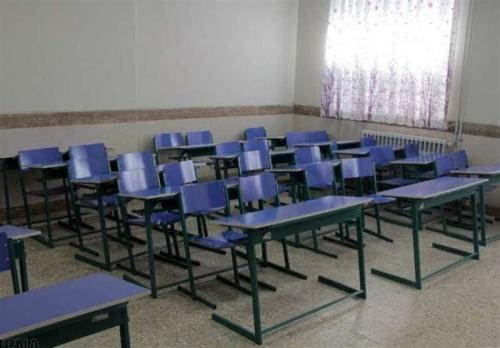 اجبار مادر دانش‌آموز به تمیز کردن کلاس 