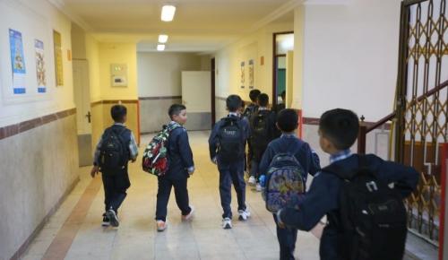 مدیر مدرسه‌ای مادری را به تمیزکردن مدرسه وادار کرد 