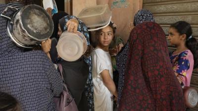 ازدحام کودکان گرسنه فلسطینی در صف دریافت غذا 