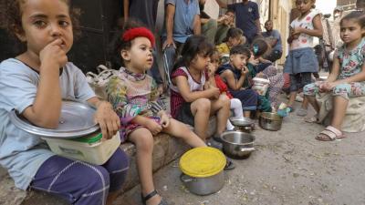 ازدحام کودکان گرسنه فلسطینی در صف دریافت غذا 