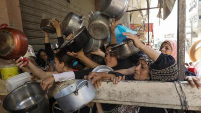 ازدحام کودکان گرسنه فلسطینی در صف دریافت غذا 