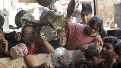 ازدحام کودکان گرسنه فلسطینی در صف دریافت غذا 