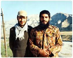  پهلوان بسیجی خوابید کنار مجروح و دست او را گرفت