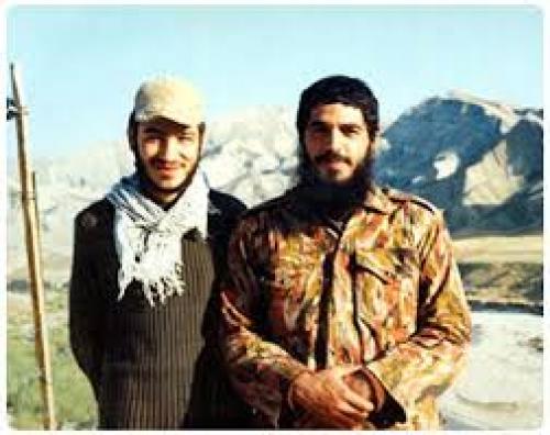  پهلوان بسیجی خوابید کنار مجروح و دست او را گرفت