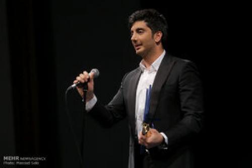 خواننده پاپ 10 زندانی راآزاد کرد