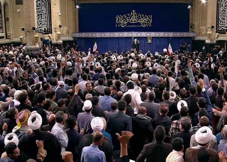 لحظه ورود رهبر انقلاب به حسینیه امام خمینی(ره)