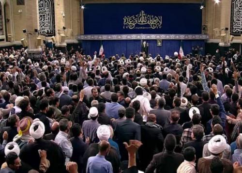 لحظه ورود رهبر انقلاب به حسینیه امام خمینی(ره)