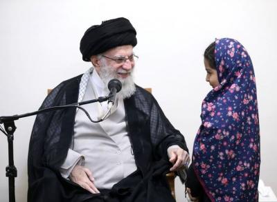 دیدار خانواده شهدای پدافند هوایی ارتش با رهبر انقلاب/ عکس