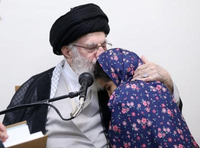 دیدار خانواده شهدای پدافند هوایی ارتش با رهبر انقلاب/ عکس
