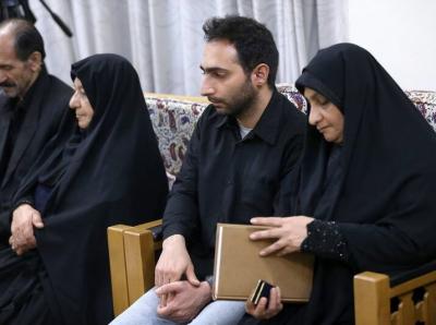 دیدار خانواده شهدای پدافند هوایی ارتش با رهبر انقلاب/ عکس
