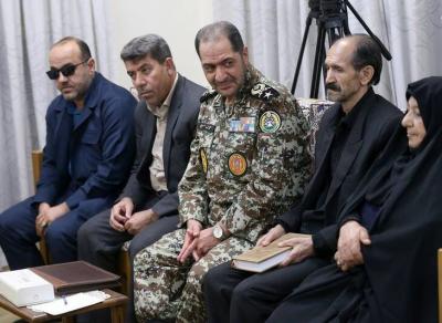 دیدار خانواده شهدای پدافند هوایی ارتش با رهبر انقلاب/ عکس