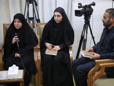 دیدار خانواده شهدای پدافند هوایی ارتش با رهبر انقلاب/ عکس