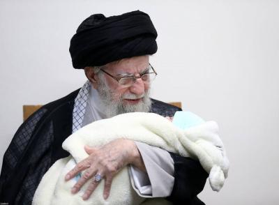 دیدار خانواده شهدای پدافند هوایی ارتش با رهبر انقلاب/ عکس
