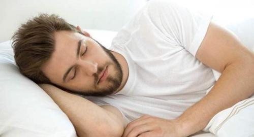 چرا شب‌ها زیر چراغ روشن نباید خوابید؟