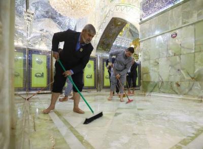 غبارروبی حرمین سامرا توسط خادمان