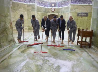 غبارروبی حرمین سامرا توسط خادمان
