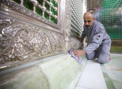 غبارروبی حرمین سامرا توسط خادمان