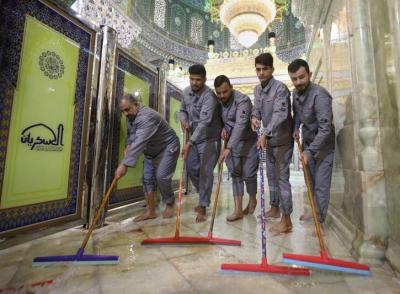 غبارروبی حرمین سامرا توسط خادمان