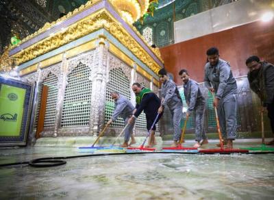 غبارروبی حرمین سامرا توسط خادمان