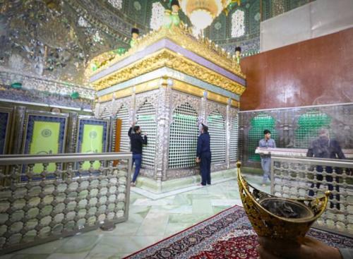 غبارروبی حرمین سامرا توسط خادمان