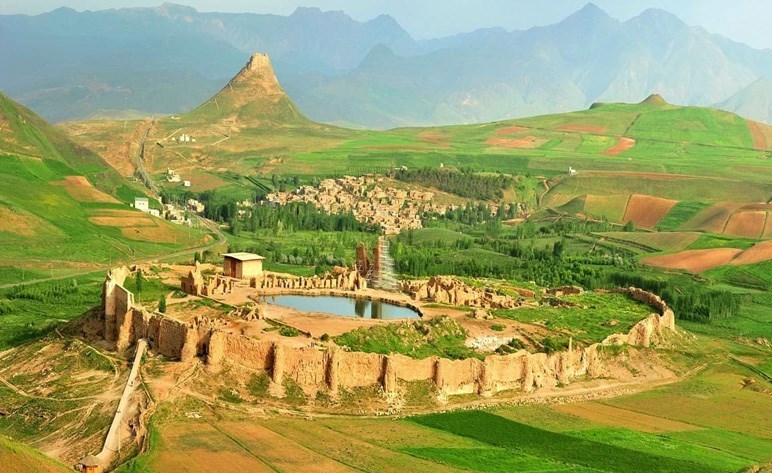 تخت سلیمان از جاذبه های تاریخی ایران
