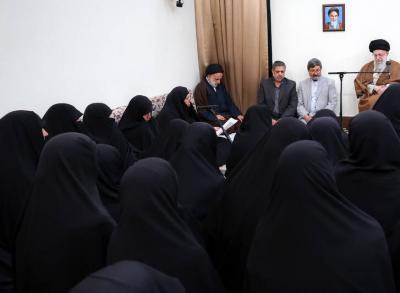 عکس دیدار اعضای "جامعة الزهراء" با رهبر انقلاب