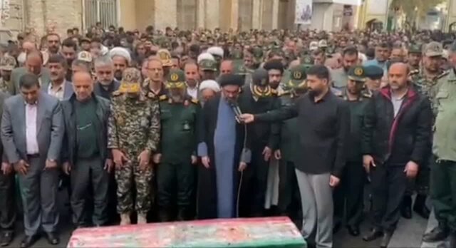 اقامه نماز بر پیکر  شهید وحید اکبریان