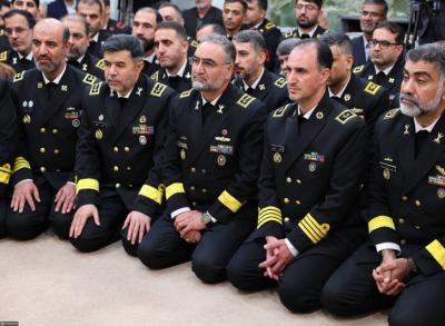 عکس جمعی از فرماندهان نیروی دریایی ارتش با رهبر انقلاب