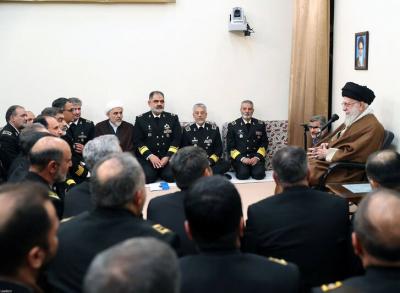عکس جمعی از فرماندهان نیروی دریایی ارتش با رهبر انقلاب