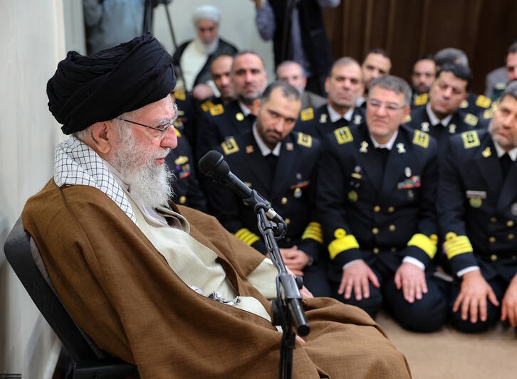 عکس جمعی از فرماندهان نیروی دریایی ارتش با رهبر انقلاب