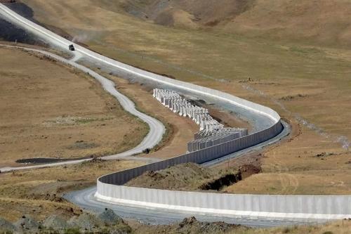 اولین تصاویر هوایی از دیوار مرزی ایران در شرق کشور 