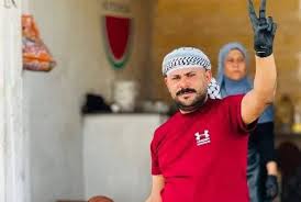 قهرمان‌ها همیشه لباس رزم به تن ندارند 