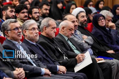 حاشیه‌هایی از مراسم روز دانشجو با حضور پزشکیان 