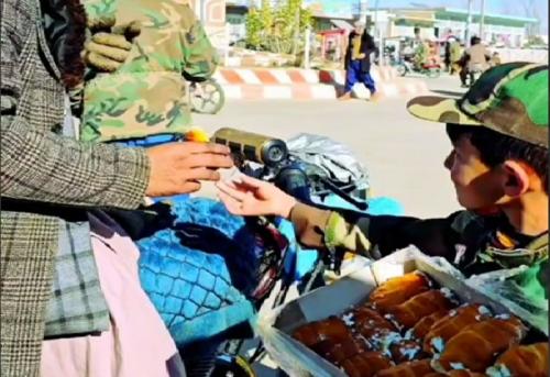 پخش شیرینی در افغانستان به مناسبت سقوط حکومت اسد 