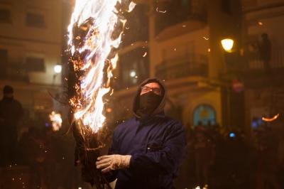 جشنواره جاروهای آتشین در اسپانیا 