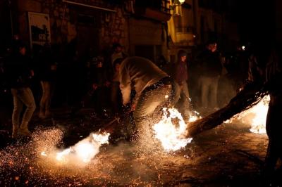 جشنواره جاروهای آتشین در اسپانیا 