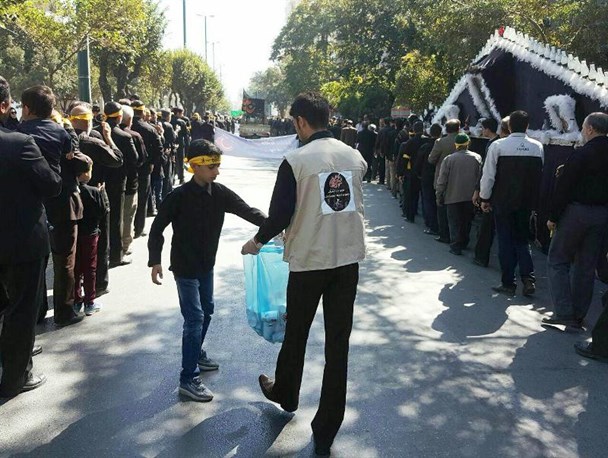 کمپین نذرفرهنگی در ایام تاسوعا و عاشورا در اراک برپا شد+عکس