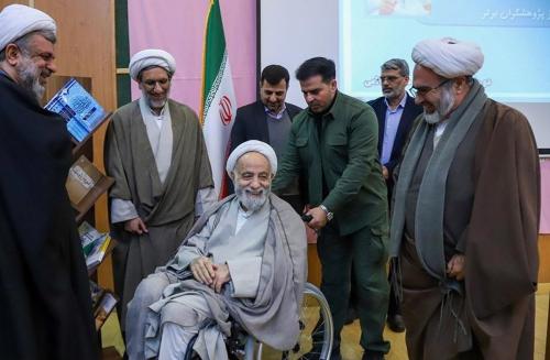 تجلیل از محسن قرائتی روی ویلچر 