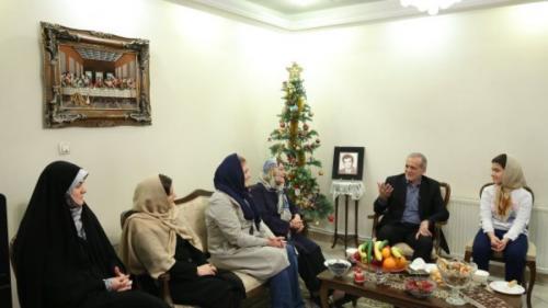  پزشکیان با خانواده دو شهید مسیحی دفاع مقدس دیدار کرد