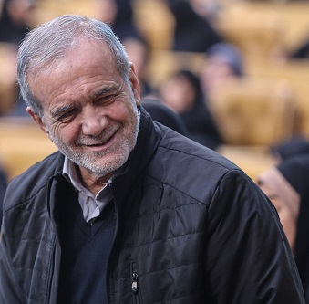 دیدار پزشکیان با خانواده ۳ شهید بجنوردی