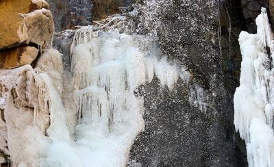 آبشار گنجنامه یخ زد 