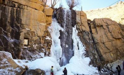آبشار گنجنامه یخ زد 